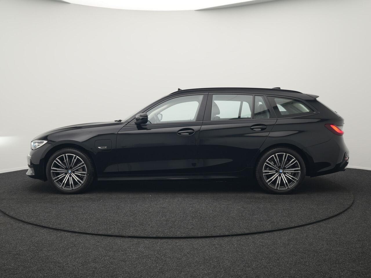 BMW 3-SERIE Touring 330e xDrive M Sportline Plug In Hybrid 293pk Dealer O.H PHEV | Panodak | Head Up | Sportstoelen | 18"L.M | Apple Carplay | Navigatie | DAB |