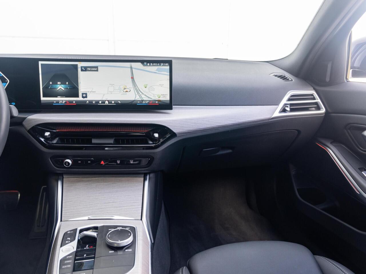 BMW 3-SERIE Touring 330e | M Sportpakket Pro | Achteruitrijcamera | Panoramadak | Stoelverwarming | Cruise Control | 18''