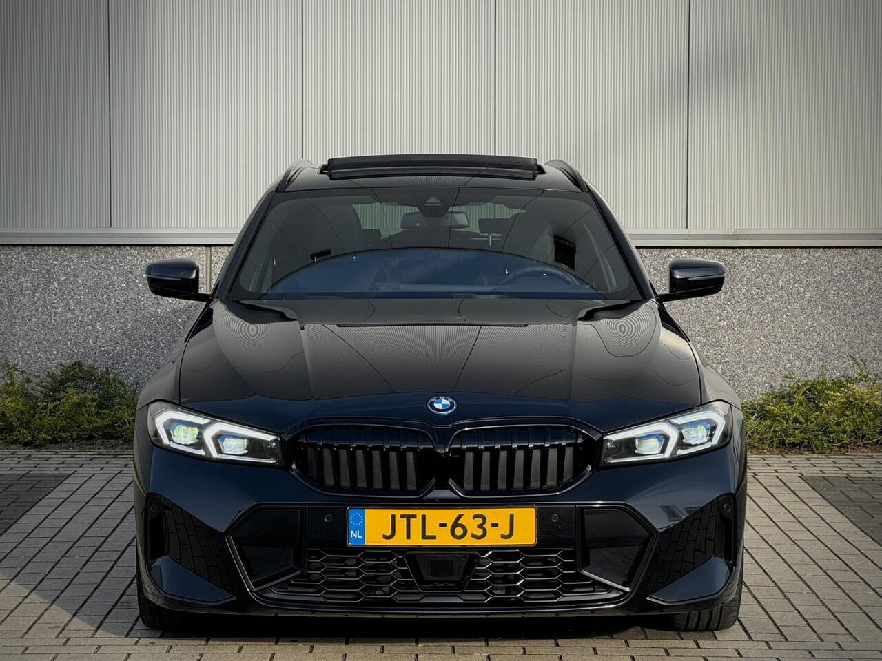 BMW 3-SERIE Touring 330e M-Sport | Facelift Plug In Hybride 292 pk Dealer O.H. | Panoramadak | Harman Kardon | Adaptive Cruise | Adaptive LED | HUD | Camera | Elektrische Trekhaak