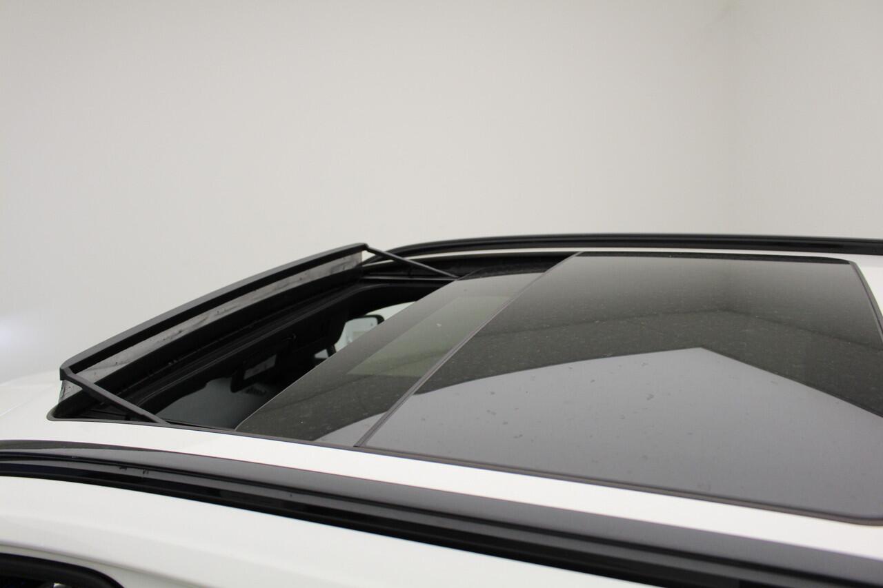 BMW 3-SERIE Touring 330e xDrive | M-Sport | Panorama | Elek. Stoelverst. | HiFi Adapt. Led | Camera |