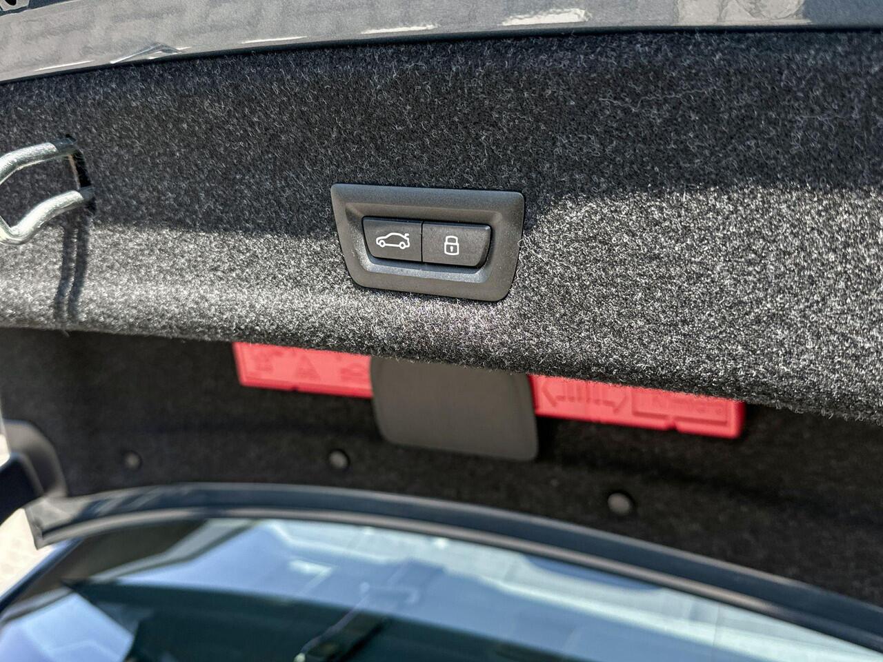 BMW 3-SERIE Sedan 320i xDrive | Selections | Innovation Pack | M Sport | Panoramadak