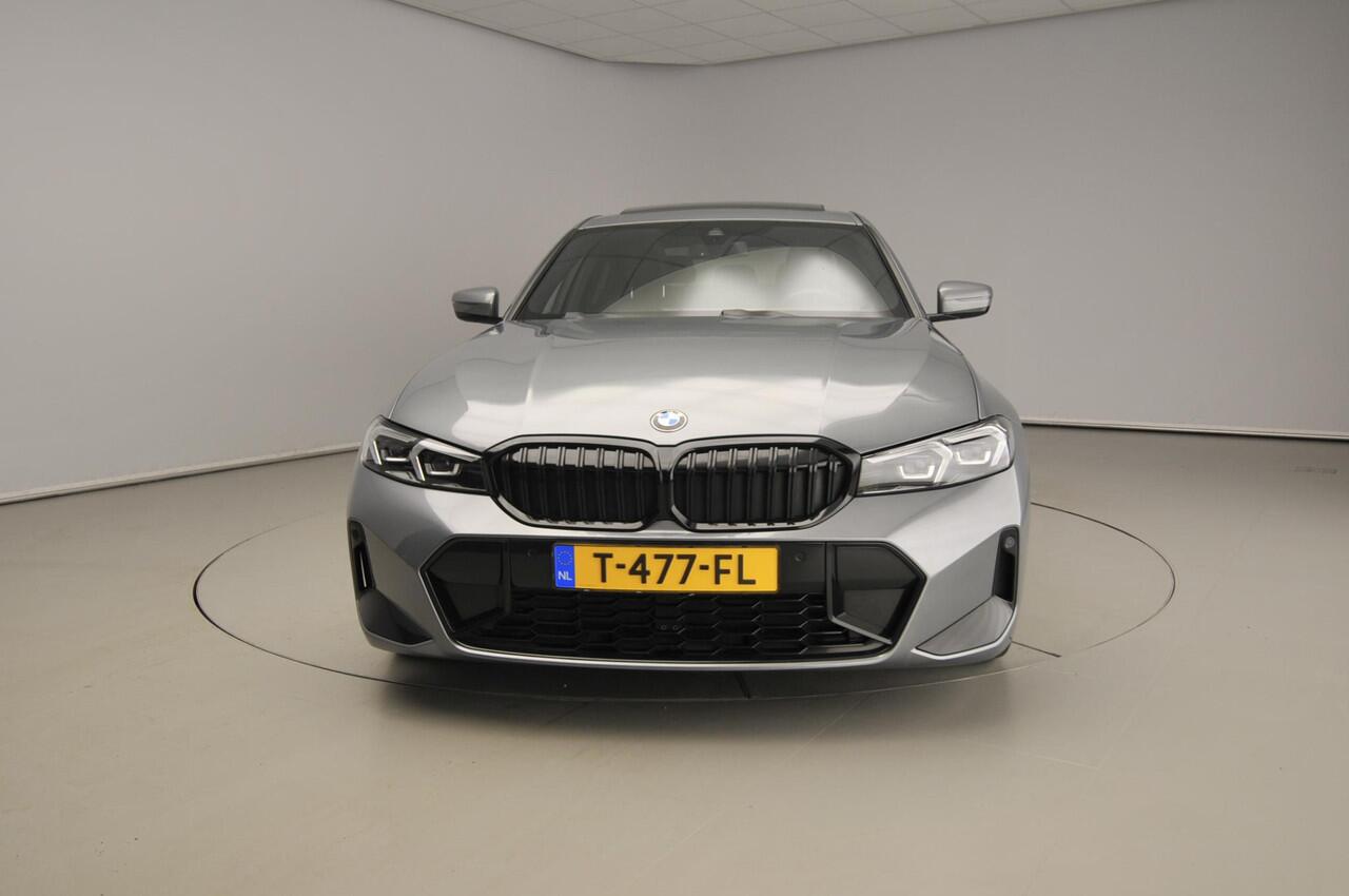 BMW 3-SERIE Sedan 320i | M-Sportpakket | LED | Navigatie | Schuifdak | Stoelverwarming | DAB | Hifi speakers | Alu 18 inch