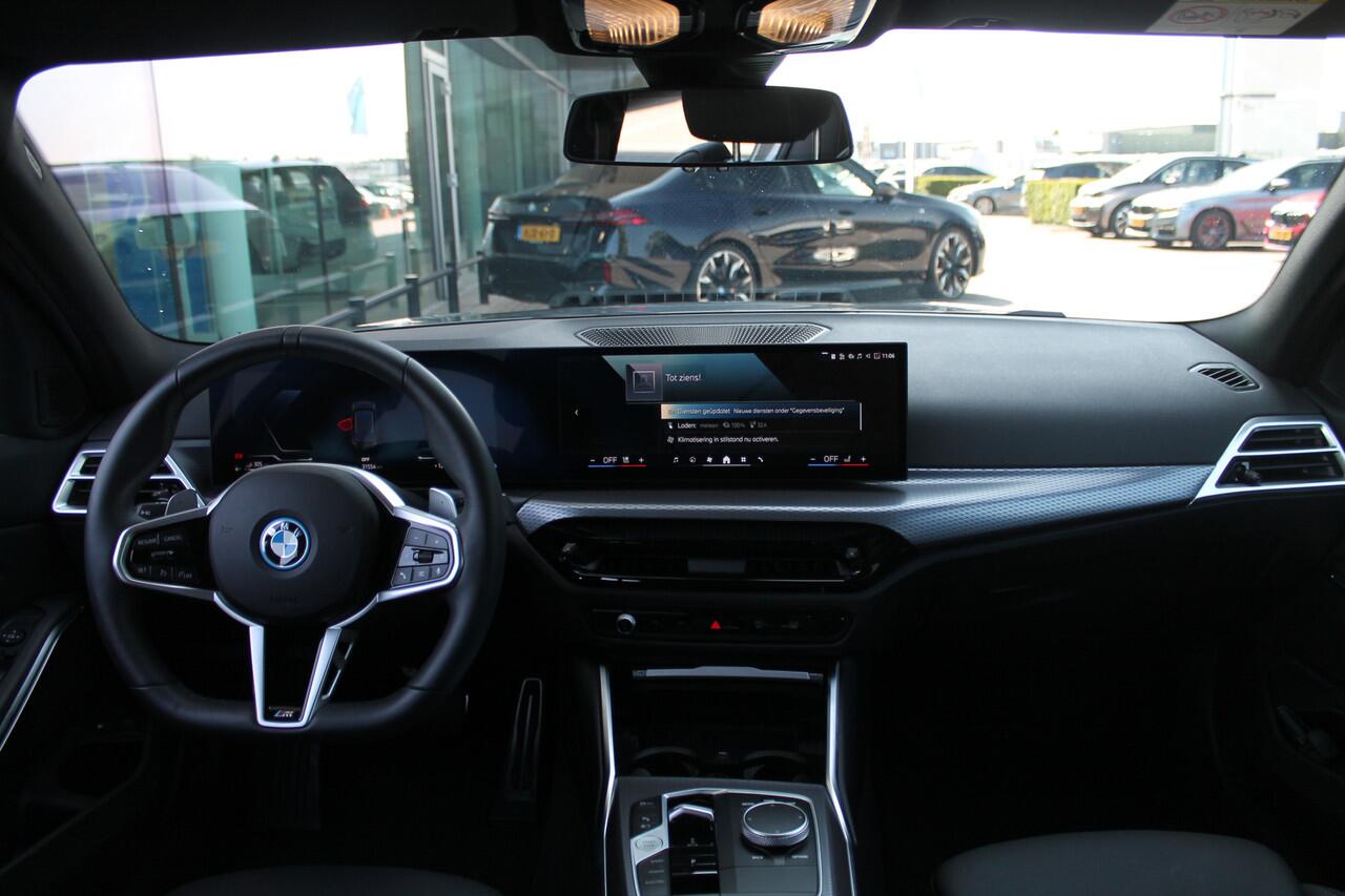 BMW 3-SERIE Touring 330e M Sport Automaat / Sportstoelen / Achteruitrijcamera / Stoelverwarming / Adaptieve LED / Parking Assistant / PDC / Cruise Control / Live Cockpit Plus