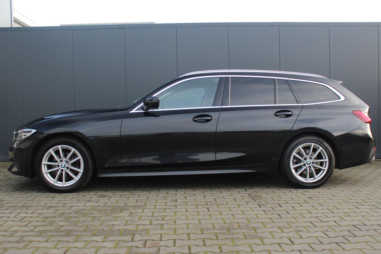 BMW 3-SERIE Touring 318i High Executive | Incl. 12 maanden garantie | Trekhaak elektrisch uitklapbaar | Harman/Kardon audio | Apple Carplay/Android Auto | Sport stoelen | DAB | Voorstoelen verwarmd | Elektrische achterklep | Cruise control adaptief |