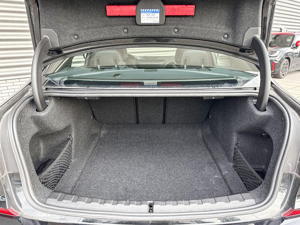 BMW 3-SERIE Sedan 320i High Executive / M Sportpakket / Audio Media Pack / Safety Pack / Parking Pack / 19 inch