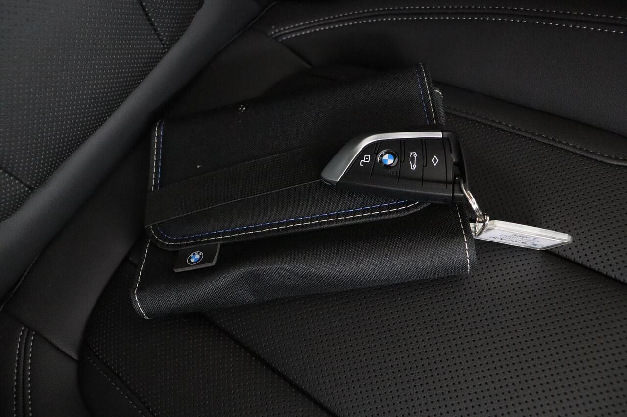 BMW 3-SERIE Touring 330e M Sportpakket Pro | Trekhaak | Panoramadak | Active Cruise Control | Harman Kardon