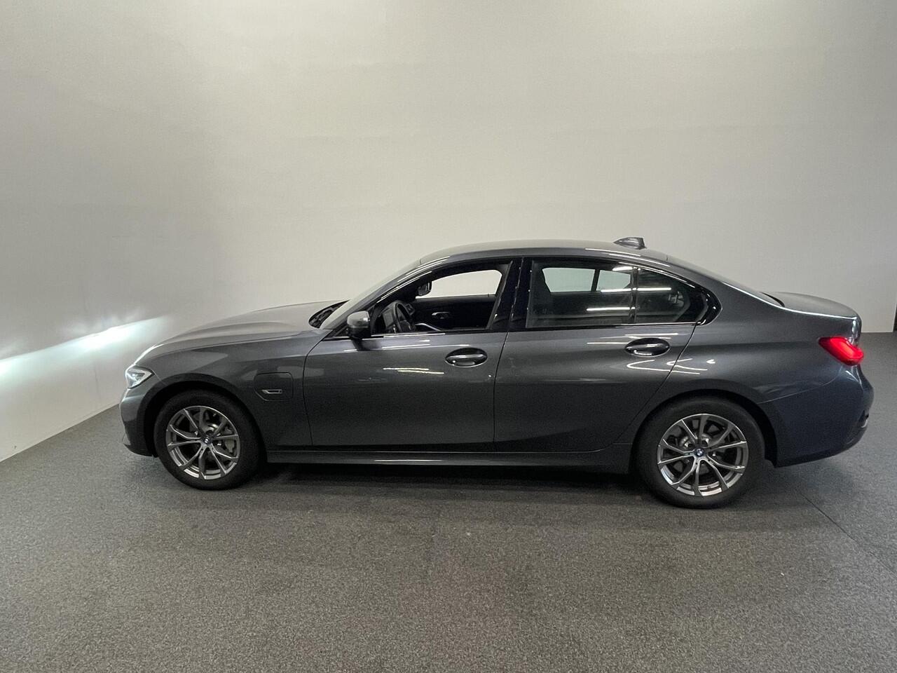 BMW 3-SERIE 330e Sport Line 292 pk Aut Airco ECC Cruise Control Stoelverwarming Live Cockpit Pro PDC VA + Camera Full LED