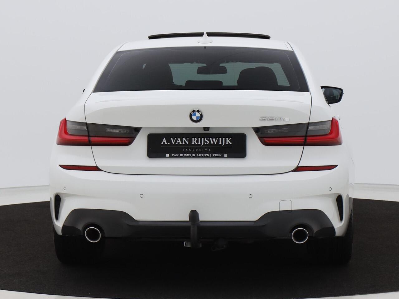 BMW 3-SERIE 320e M-Sport | PANO | CAMERA | MEMORY | STOELVERWARMING | TREKHAAK