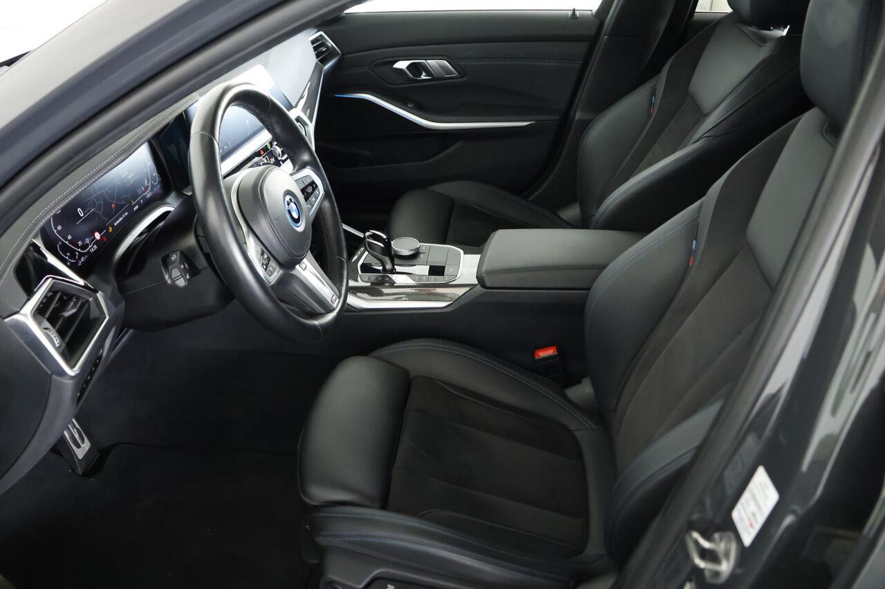 BMW 3-SERIE Touring 330e xDrive M-Sport Panorama / Opendak / ACC / Cam / Carbon / CarPlay
