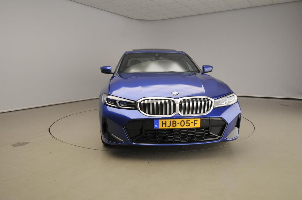 BMW 3-SERIE Sedan 330d xDrive | M-Sportpakket | LED | HUD | Schuifdak | Elektr. zetels | Sportstoelen | DAB | Hifi speakers | Alu 18 inch