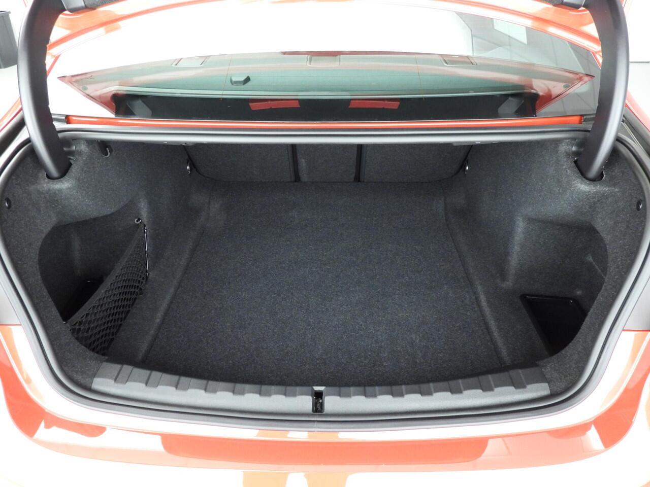 BMW 3-SERIE Sedan 320i | M-Sportpakket | LED | Leder | HUD | Keyles go | Stoelverwarming | DAB | Hifi speakers | Alu 18 inch