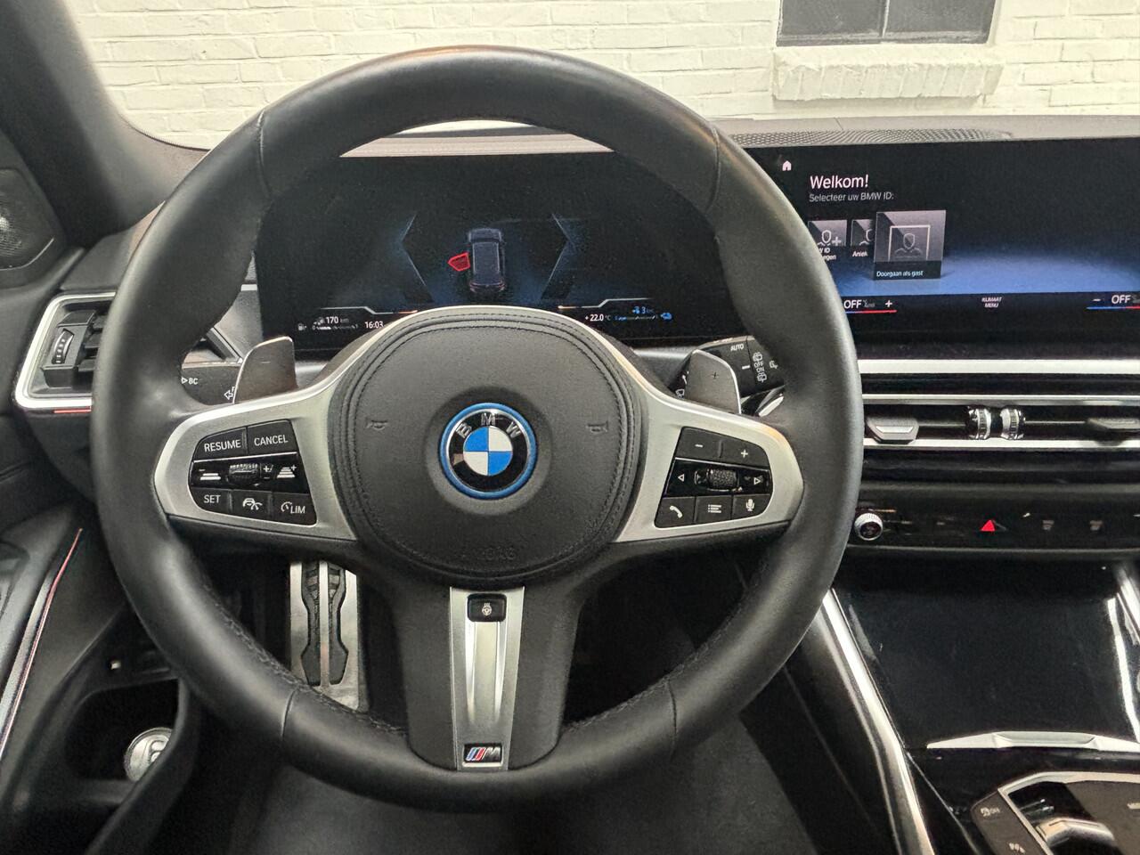 BMW 3-SERIE Touring 330e xDrive CAMERA / NL AUTO / M STOELEN / TREKHAAK / M PAKKET