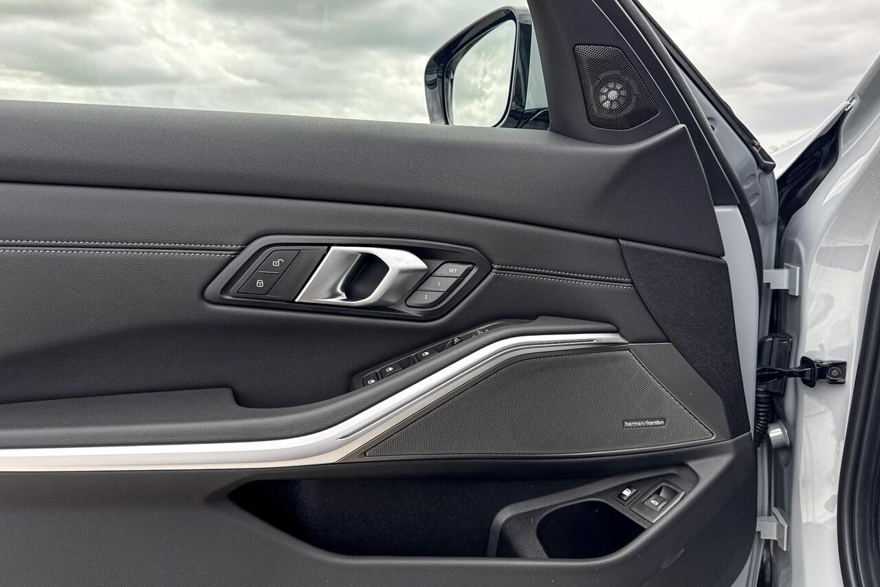 BMW 3-SERIE Sedan 330e | M Sport | Glazen Panoramadak | Harman Kardon | Head-up Display | Trekhaak |