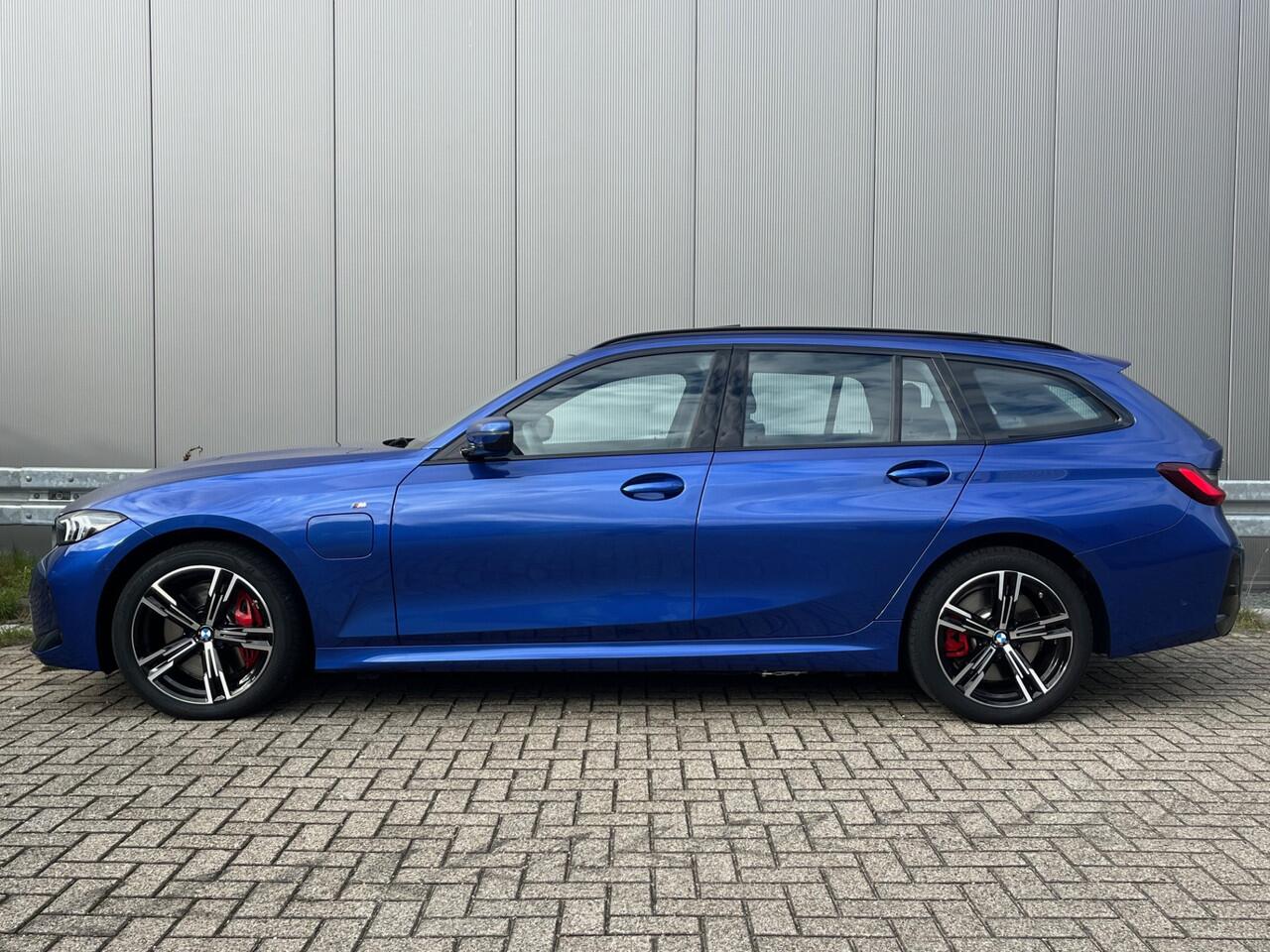 BMW 3-SERIE Touring 330e xDrive M-Sport Pano / Trekhaak / Sfeerverlichting
