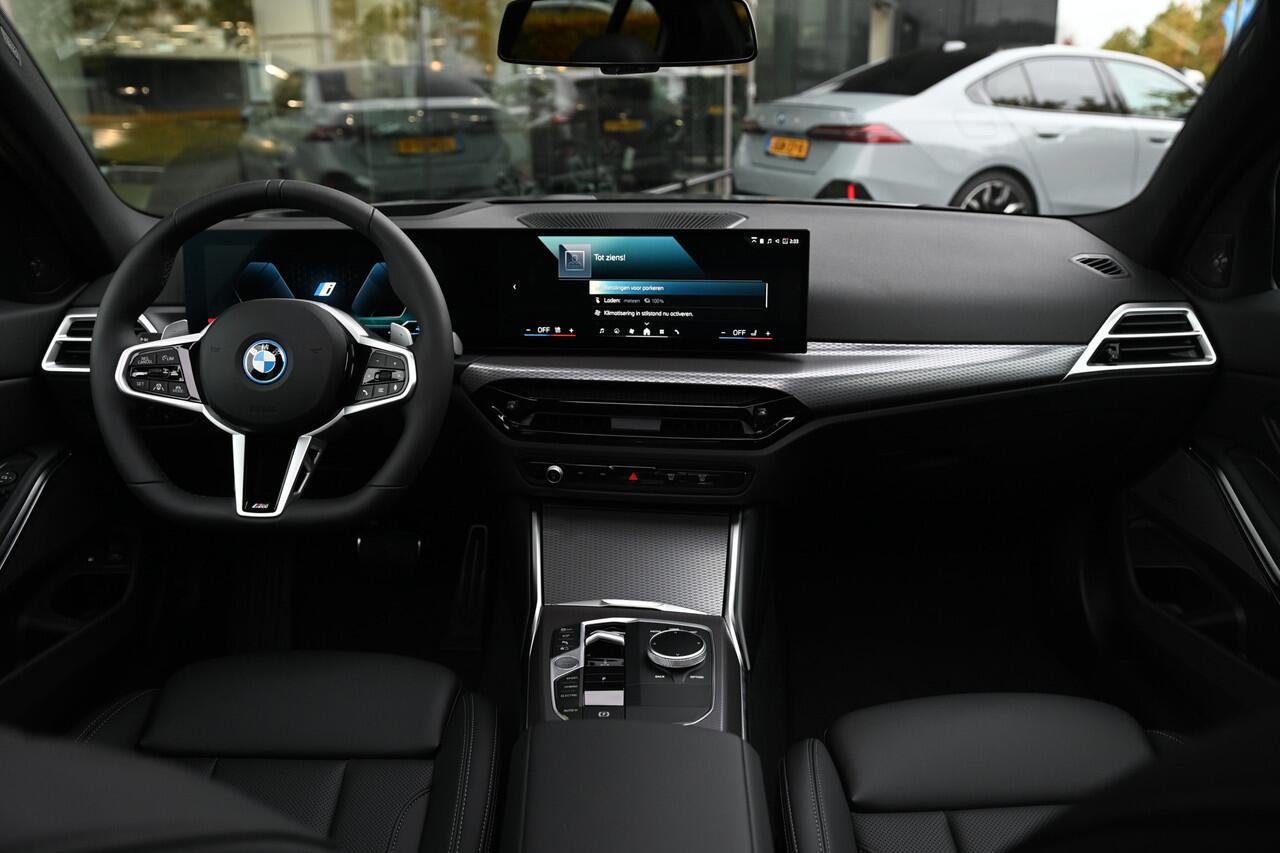 BMW 3-SERIE 330e High Executive M Sport Automaat / Schuif-kanteldak / Sportstoelen / Adaptieve LED / Parking Assistant Plus / Stuurverwarming / Comfort Access