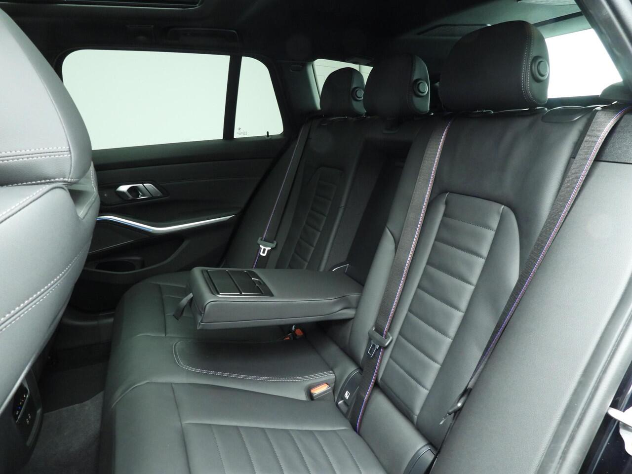 BMW 3-SERIE Touring 330e Individual Lak | M Sportpakket Pro | Innovation Pack | Comfort Pack | Panoramadak | Trekhaak