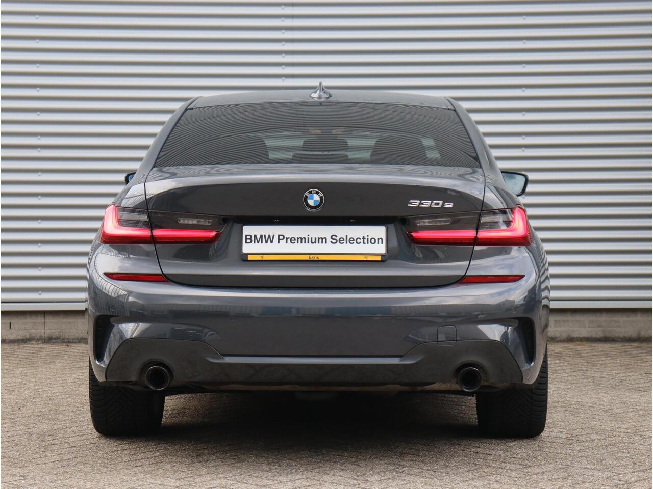 BMW 3-SERIE Sedan 330e | High Executive | M Sportpakket | Elektr. Stoelen | Comfort Access | Verwarmd Stuurwiel | Getint Glas | 19'' LMV