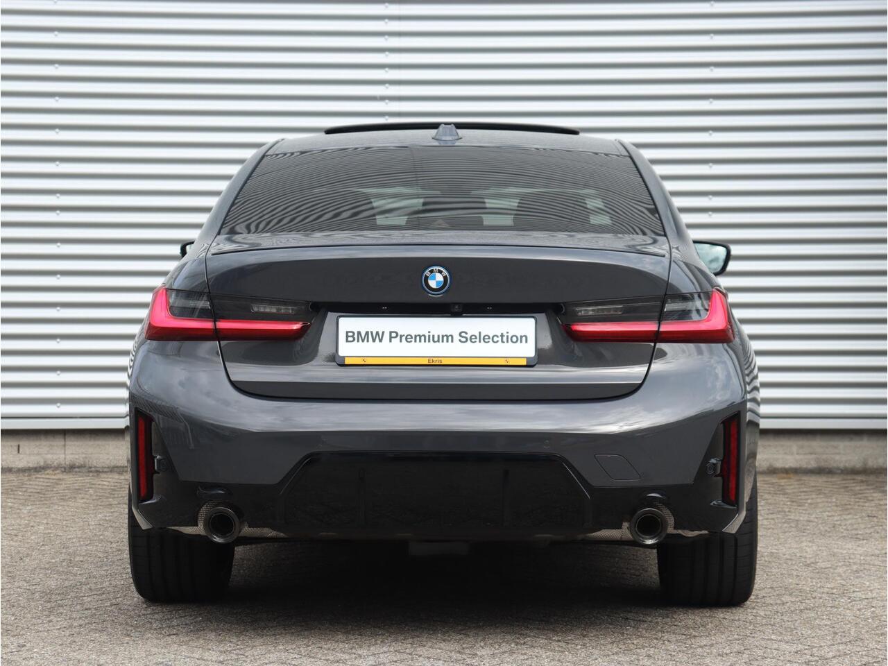 BMW 3-SERIE Sedan 330e | M Sportpakket Pro | Panodak | Harman Kardon | Camera | Getint Glas | Adaptive LED | Verwarmbare Voorstoelen | 19'' LMV