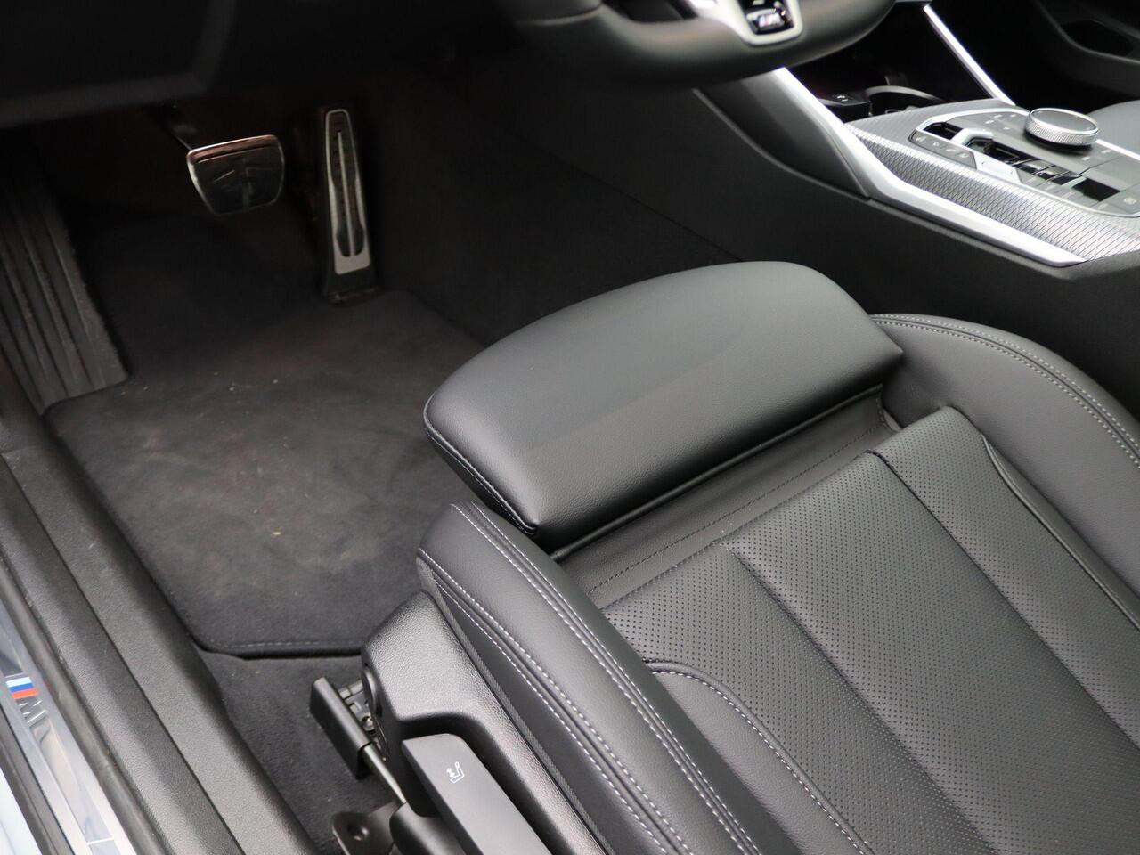 BMW 3-SERIE Sedan 330e M Sportpakket Pro | Innovation Pack | Comfort Pack | Trekhaak | Schuifdak | Driving Assistant | Parking Assistant Plus | 19''