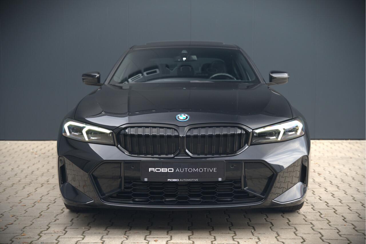 BMW 3-SERIE 320e High Executive M Sport | Panoramadak | Harman Kardon | Carbon | Camera | Adaptive LED | Stoelverwarming | Stuurverwarming | Apple Carplay | Navigatie | Cruise Control | Memory Seat | Trekhaak | Keyless | Shadowline