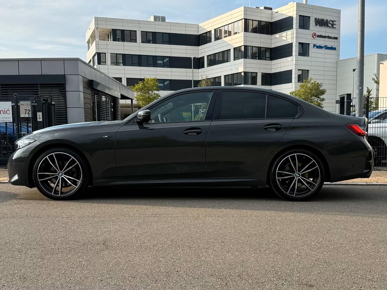 BMW 3-SERIE 320d xDrive M-SPORT ** LED, NAVI+, HALF-LEDER, HuD, ACC, 19-inch LMV, DRAVIT GRAU ** 1e EIG - UNFALLFREI - BMW GAR ** ** INFORMEER OOK NAAR ONZE AANTREKKELIJKE FINANCIAL-LEASE TARIEVEN **