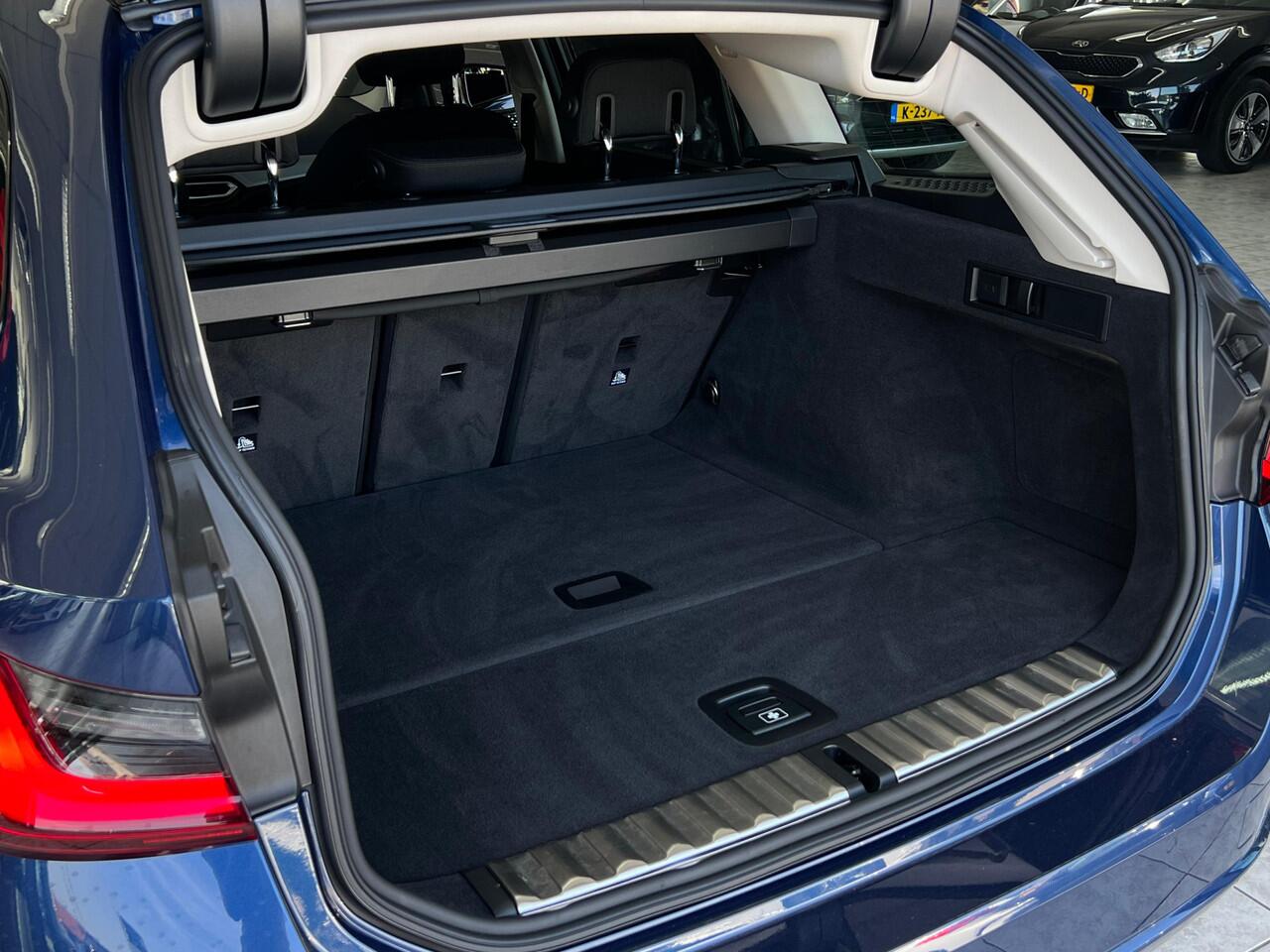 BMW 3-SERIE Touring 318i NL AUTO | CARPLAY | ELEKTRISCHE KLEP | CRUISE |