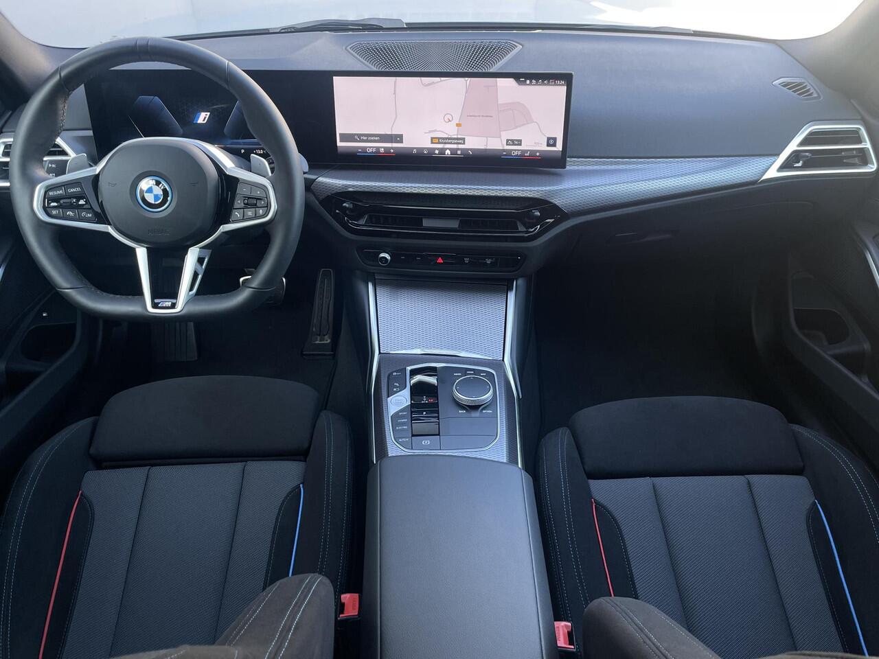 BMW 3-SERIE 330e M Sport Edition / Fabrieksgarantie t/m 6-2028 / Elektrische Trekhaak (1500 KG) / Adaptieve Cruise Control / Stoel-/Stuurverwarming / Brooklyn Grau / Sportstoelen / Apple Carplay/Android auto / Schuif-/kanteldak /