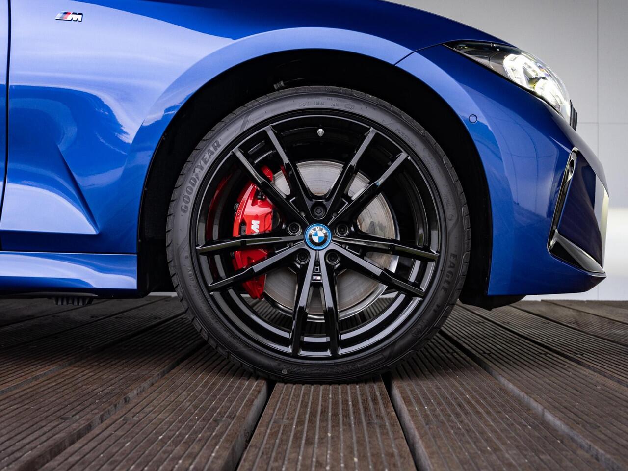 BMW 3-SERIE Touring 330e xDrive M Sport Pro | Trekhaak / Panoramadak / Elektrische Stoelen met Geheugen / Harman Kardon / Driving Assistant Professional