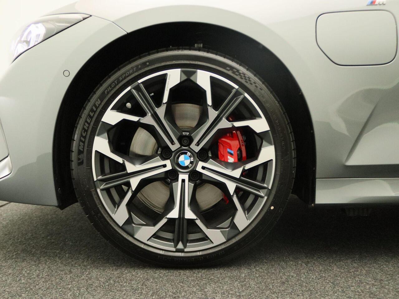 BMW 3-SERIE Touring 330e M Sportpakket Pro | Innovation Pack | Comfort Pack | Trekhaak | Panoramadak | Elektrisch Verstelbare Stoelen | Driving Assistant Professional | Harman Kardon | 19''