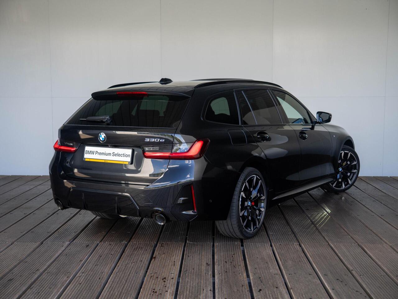 BMW 3-SERIE Touring 330e | M Sportpakket Pro | Innovation Pack | Verwarmd Stuurwiel | Comfort Access | Panoramadak | Stoelverwarming | Harman Kardon | Trekhaak