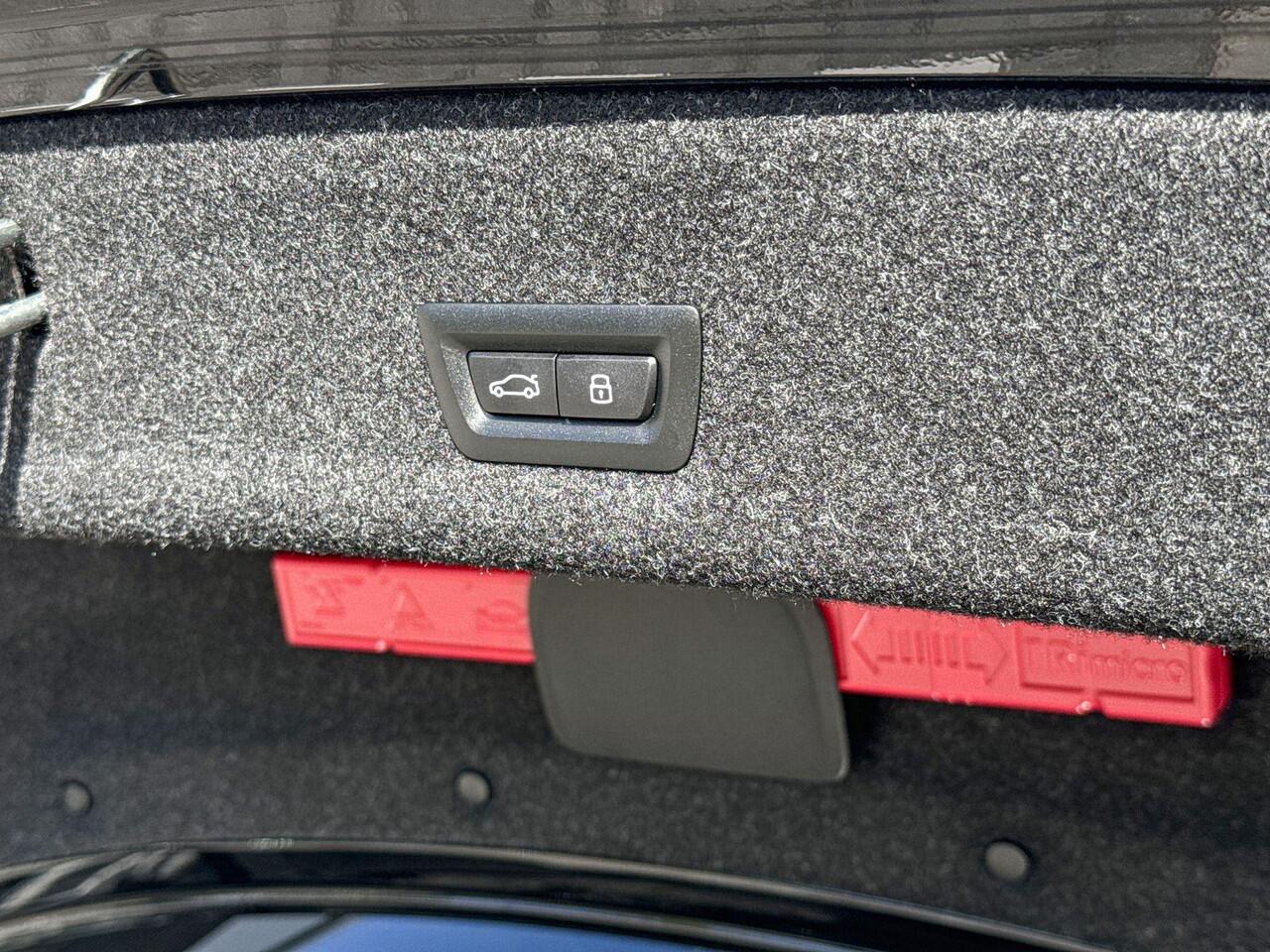 BMW 3-SERIE Sedan 330e | M Sport Pro | Comfort Pack | Active Cruise Control | Elektrisch Glazen Panoramadak