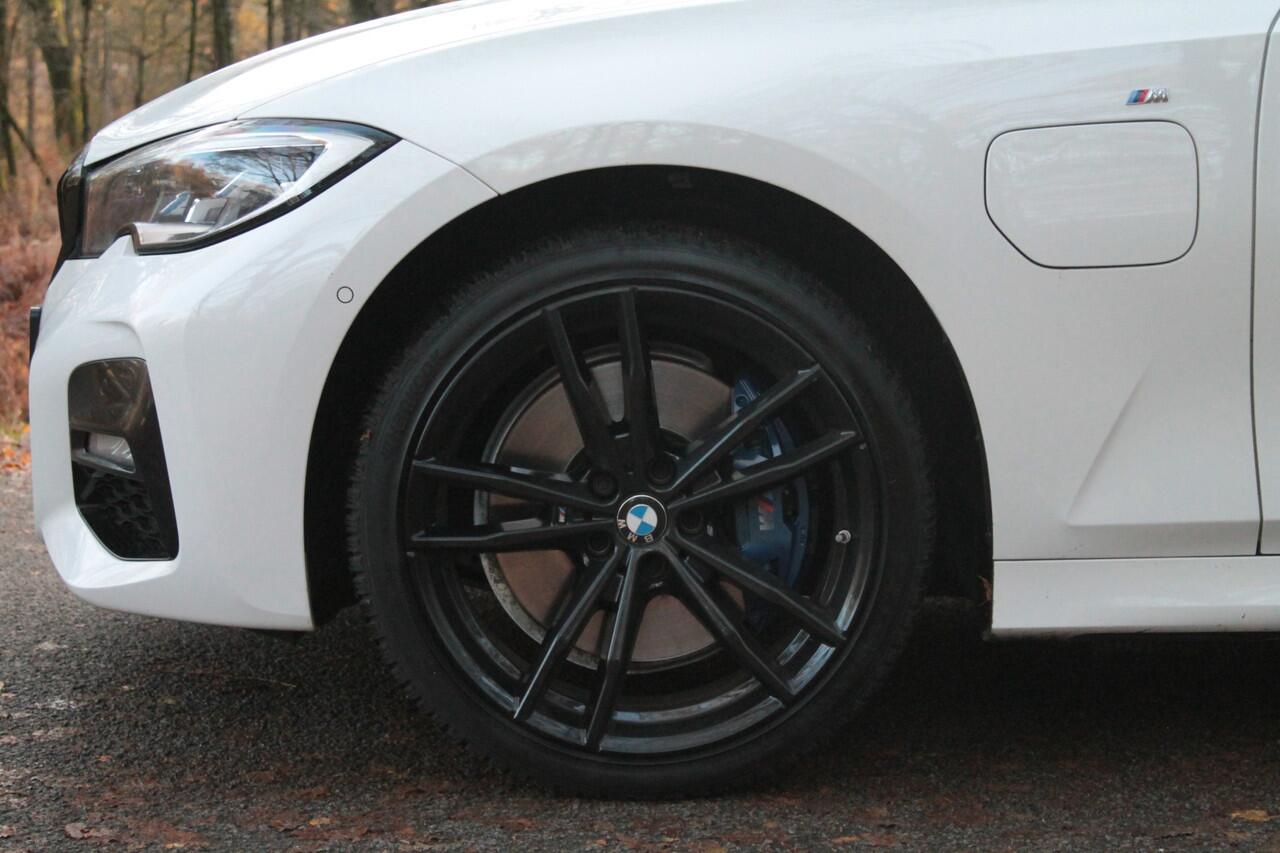 BMW 3-SERIE 330e xDrive M-sport | Laser | HUD | Pano | Blind