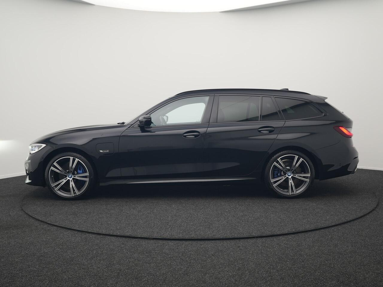 BMW 3-SERIE Touring 330e M Sport Plug In Hybrid 292pk Dealer O.H PHEV | Trekhaak Af Fabriek | Adaptive Onderstel | Adaptive Cruise | Laser LED | Sportstoelen Verwarmd | Sfeerverlichting | Apple Carplay | Camera | Virtual | Navigatie | DAB |