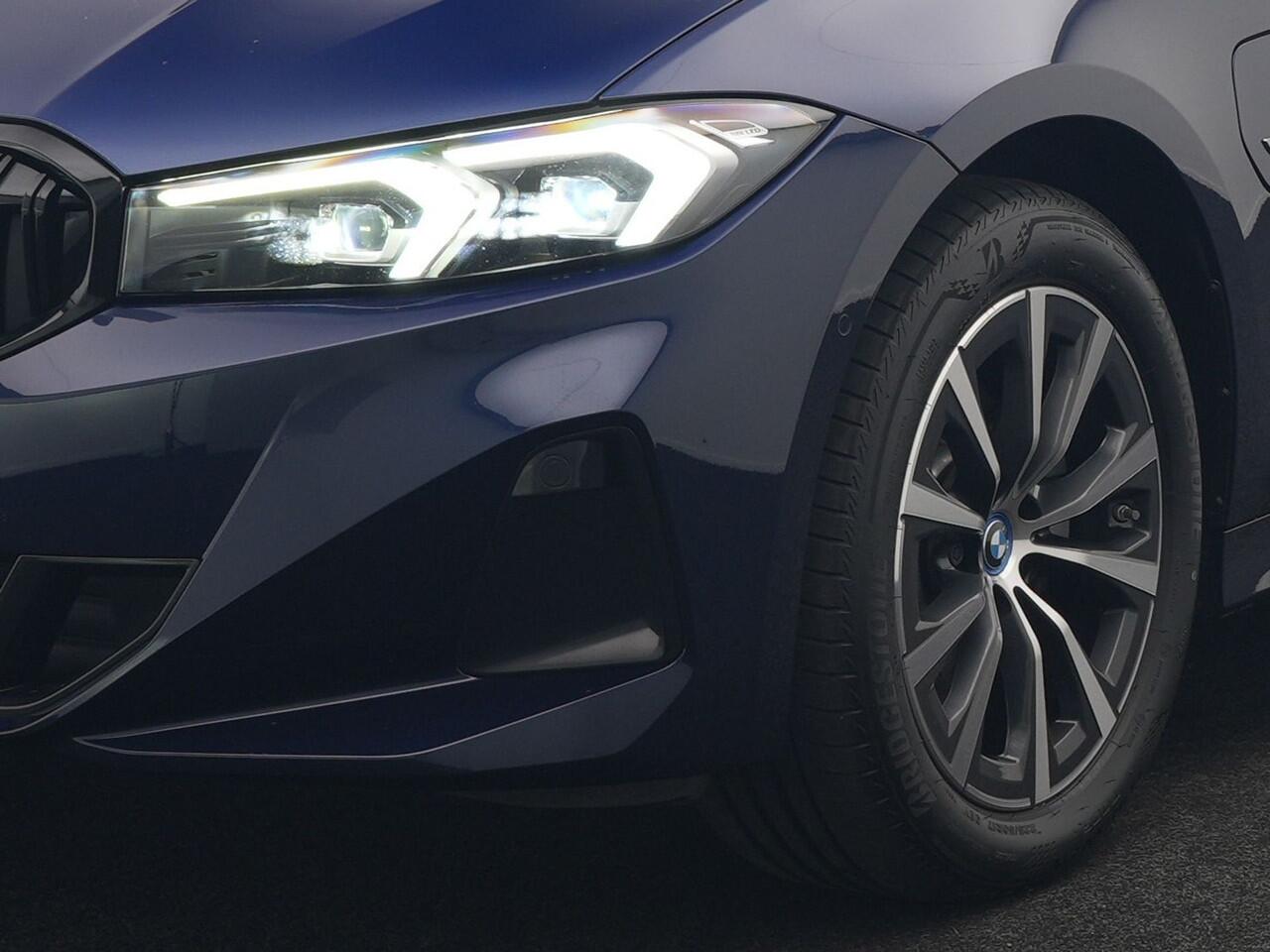 BMW 3-SERIE Touring 320e Plug In Hybrid 204pk Dealer O.H. PHEV | Panodak | Widescreen Navi | Camera | Lederen Sportstoelen Verwarmd | Sfeerverlichting | Apple Carplay | Navigatie | Virtual | DAB | Tansanitblau II Metallic |