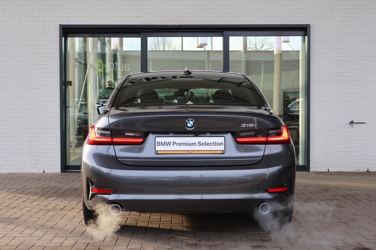 BMW 3-SERIE 318i Business Edition Plus | Parking Pack | Voorstoelen Verwarmd | Apple Carplay