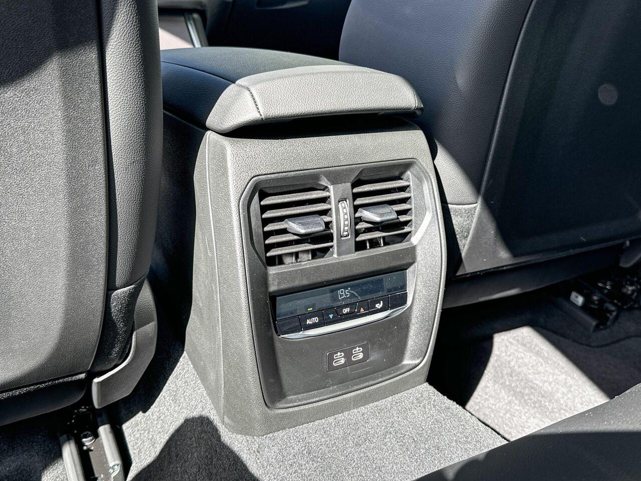 BMW 3-SERIE Sedan 330e | M Sport Pro | Comfort Pack | Active Cruise Control | Elektrisch Glazen Panoramadak