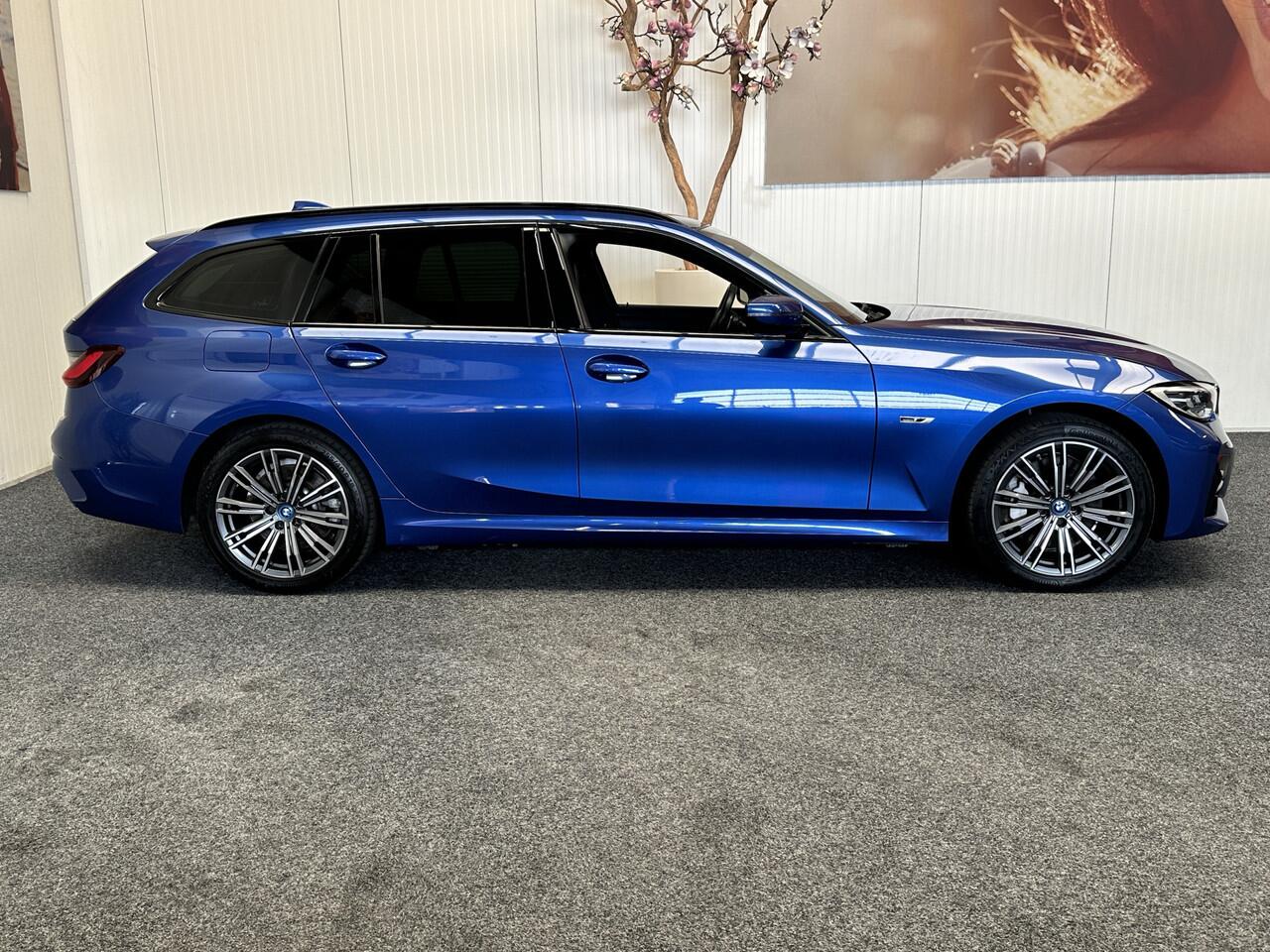 BMW 3-SERIE TOURING 330e XDRIVE 4x4 PHEV HIGH EXECUTIVE M PAKKET LEDER/ALCANTARA NAVIGATIE CRUISE CONTROL PANORAMA SCHUIF/KANTELDAK APPLE CARPLAY/ANDROID KEYLESS GO UITKLAPBARE TREKHAAK PDC ZEER MOOI !! 3010