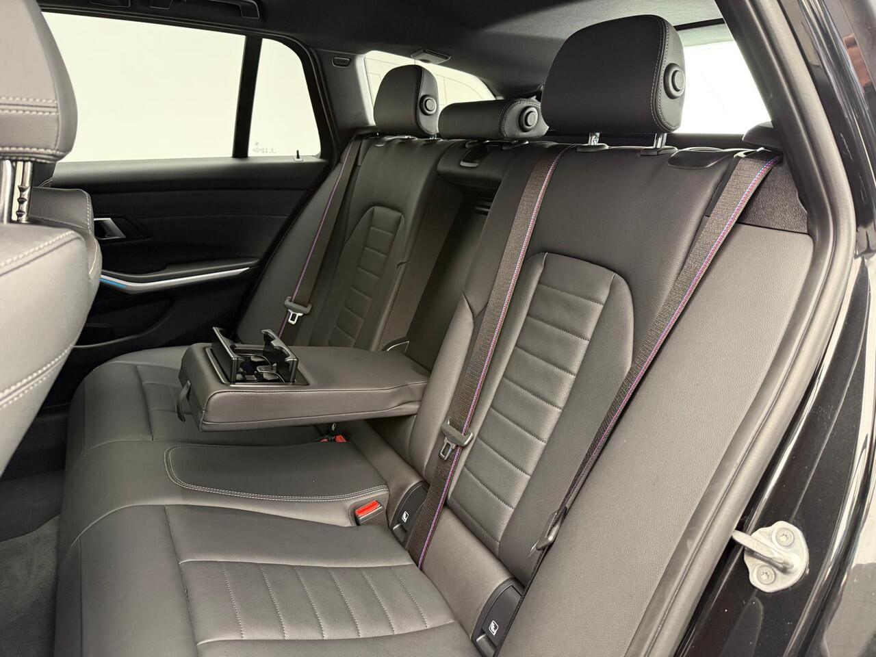 BMW 3-SERIE Touring 330e xDrive | M-Sportpakket | LED | Leder | Navigatie | Schuifdak | trekhaak | Stoelverwarming | DAB | Alu 19 inch