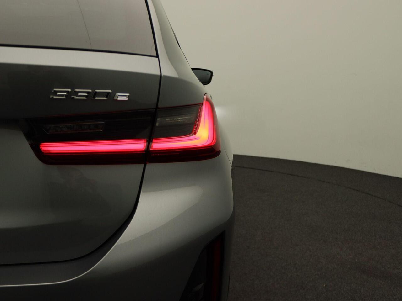 BMW 3-SERIE Touring 330e M Sportpakket Pro | Innovation Pack | Comfort Pack | Trekhaak | Panoramadak | Elektrisch Verstelbare Stoelen | Driving Assistant Professional | Harman Kardon | 19''