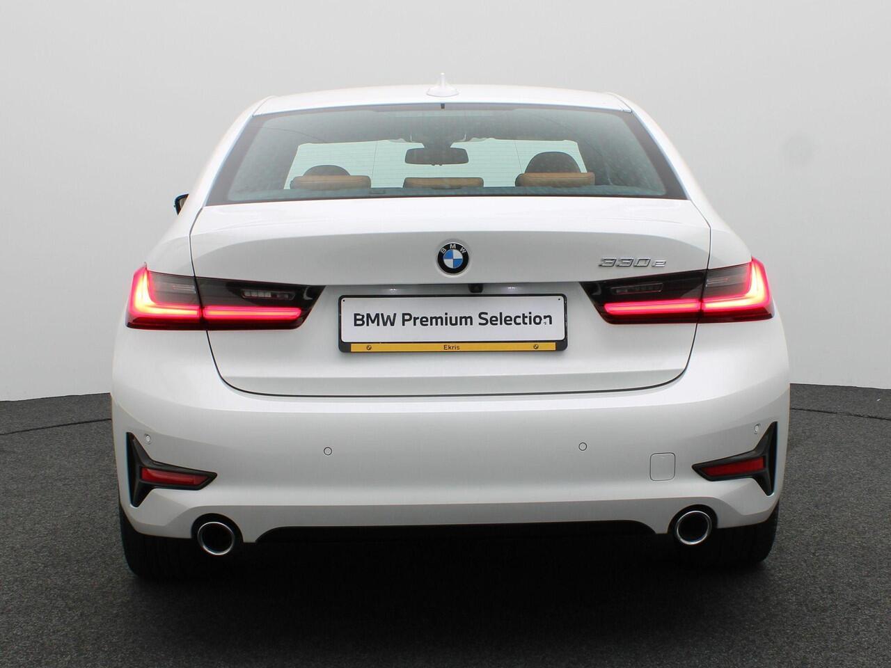 BMW 3-SERIE Sedan 330e High Executive | Model Sport Line | Parking Pack | Sportstoelen | Parking Assistant | Hemelbekleding Anthrazit | 17''