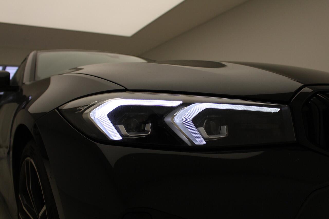 BMW 3-SERIE 320i Sedan M-Sport | 18" | Camera | Harman Kardon | Privacy Glass | Voorbereiding Driving Assistance