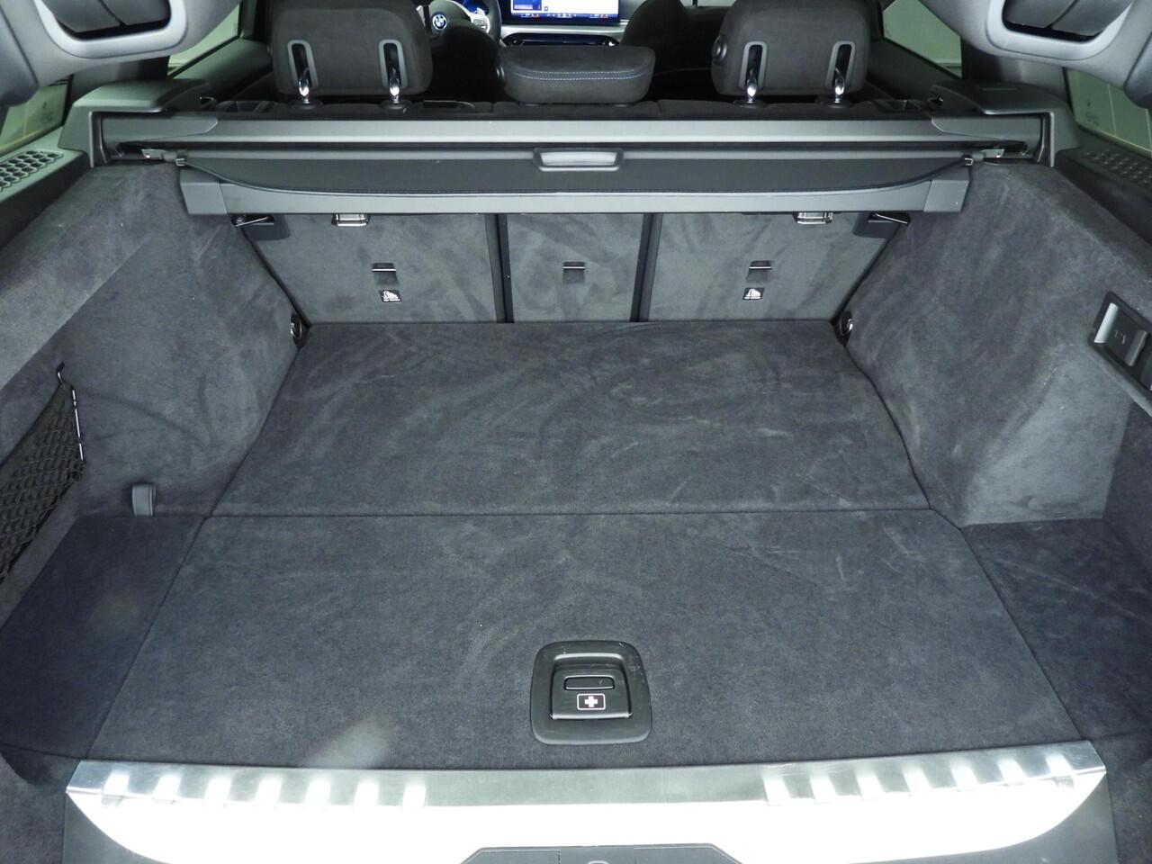 BMW 3-SERIE Touring 330e | M-Sportpakket | LED | HUD | Schuifdak | Active Cruise | Trekhaak | DAB | Hifi speakers | Alu 18 inch