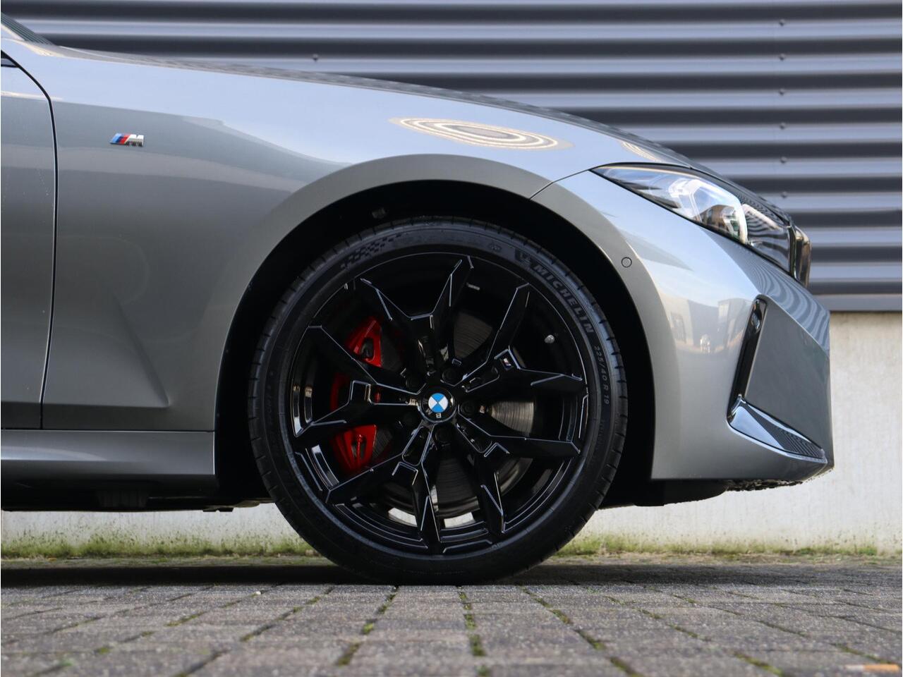 BMW 3-SERIE Touring 330e | M Sportpakket Pro | Panodak | Head-Up | Trekhaak | Driving Assistant Prof. | Parking Assistant Plus | Harman Kardon | Verwarmd Stuurwiel | 19'' LMV