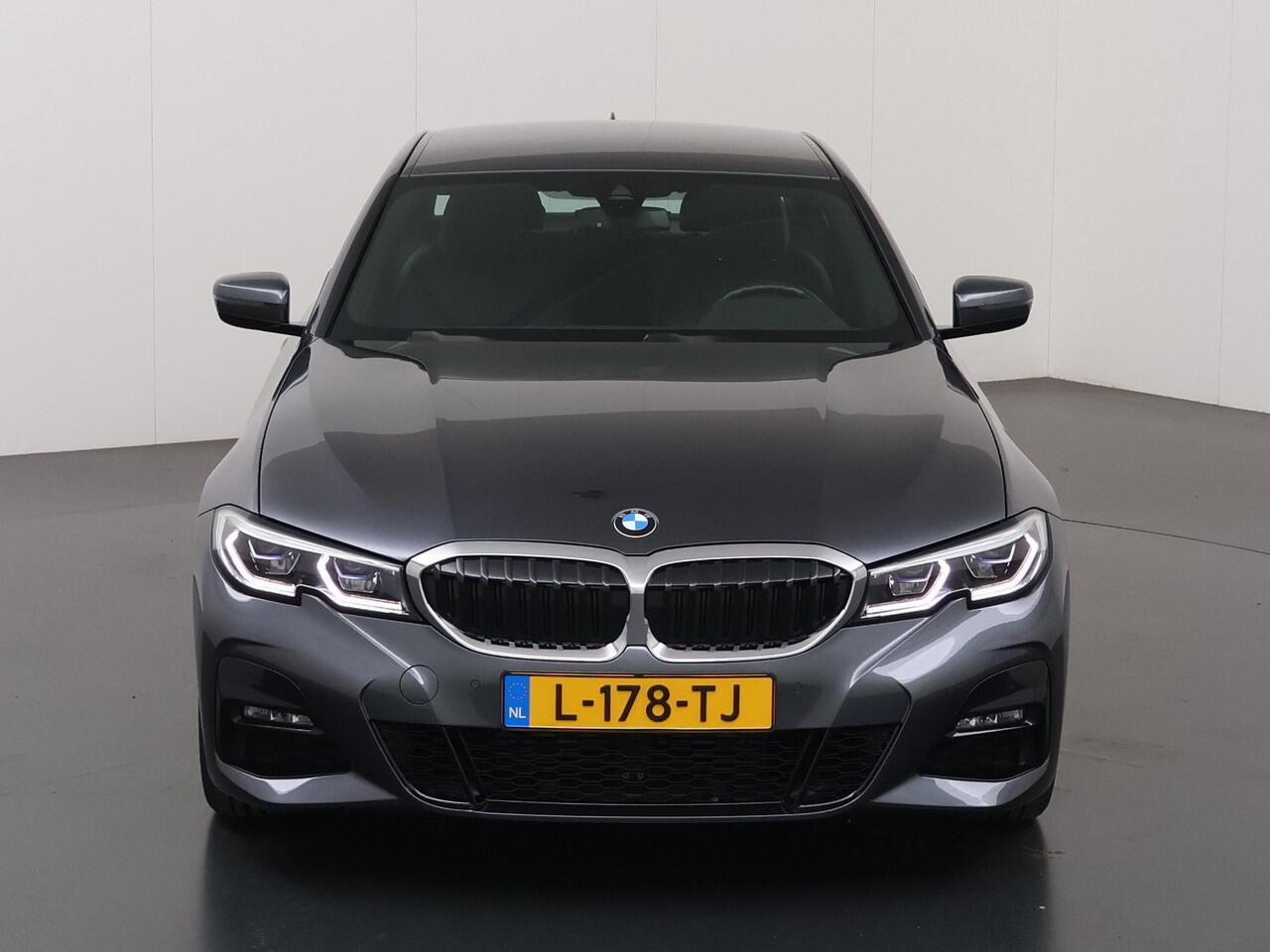 BMW 3-SERIE 320i Business Edition M-Sport Plus | Trekhaak | Leder | Parkeercamera | Head-Up | Stoelverwarming | Keyless Go |