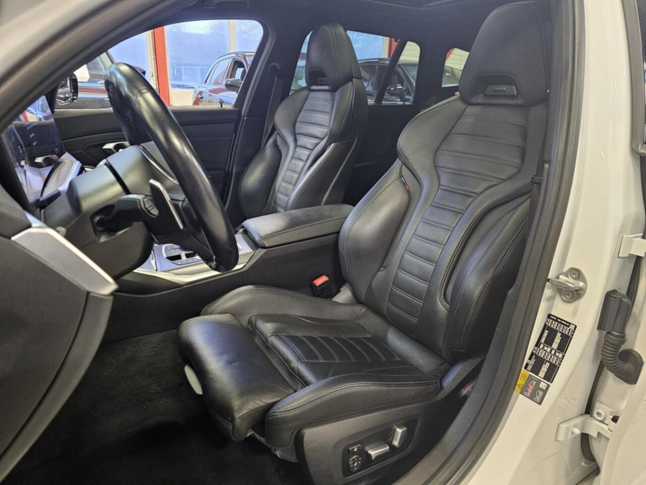 BMW 3-SERIE Touring 330e | Laser Light | Stoelverwarming | Panoramadak | Compleet