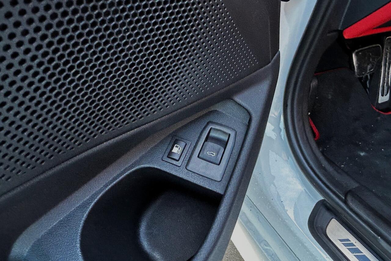 BMW 3-SERIE Touring 330e 293pk M-Sport INDIVIDUAL LEER PANO 19" KEYLESS 20424KM!