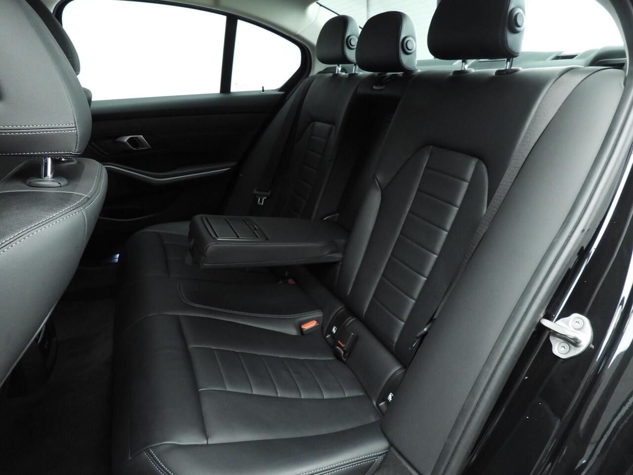 BMW 3-SERIE Sedan 320e | Laserlicht | Leder | Navigatie | Stoelverwarming | Chrome line | DAB | Hifi speakers | Alu 17 inch