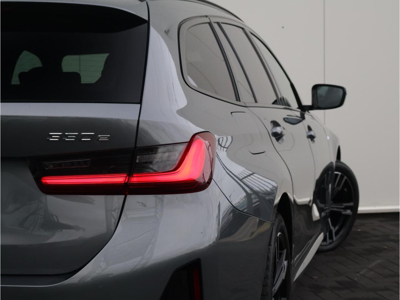 BMW 3-SERIE Touring 330e M-Sportpakket / Achteruitrijcamera / Extra Getint Glas / Trekhaak / Comfort Access / Stoelverwarming /
