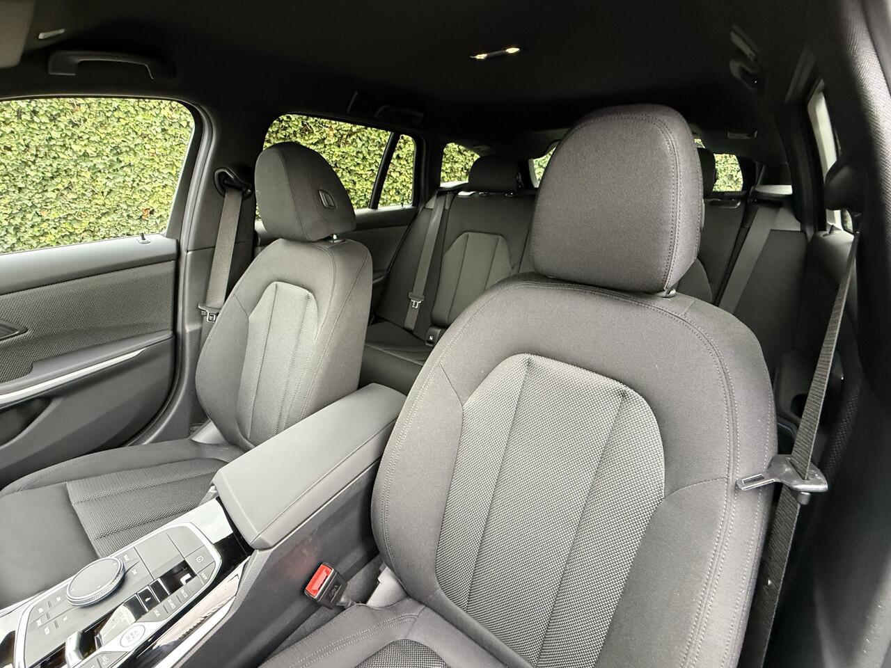 BMW 3-SERIE Touring 318i | Driving Ass. | Widescreen | Trekhaak | Stoel + Stuurverw. | Camera | M hemel Anthrazit