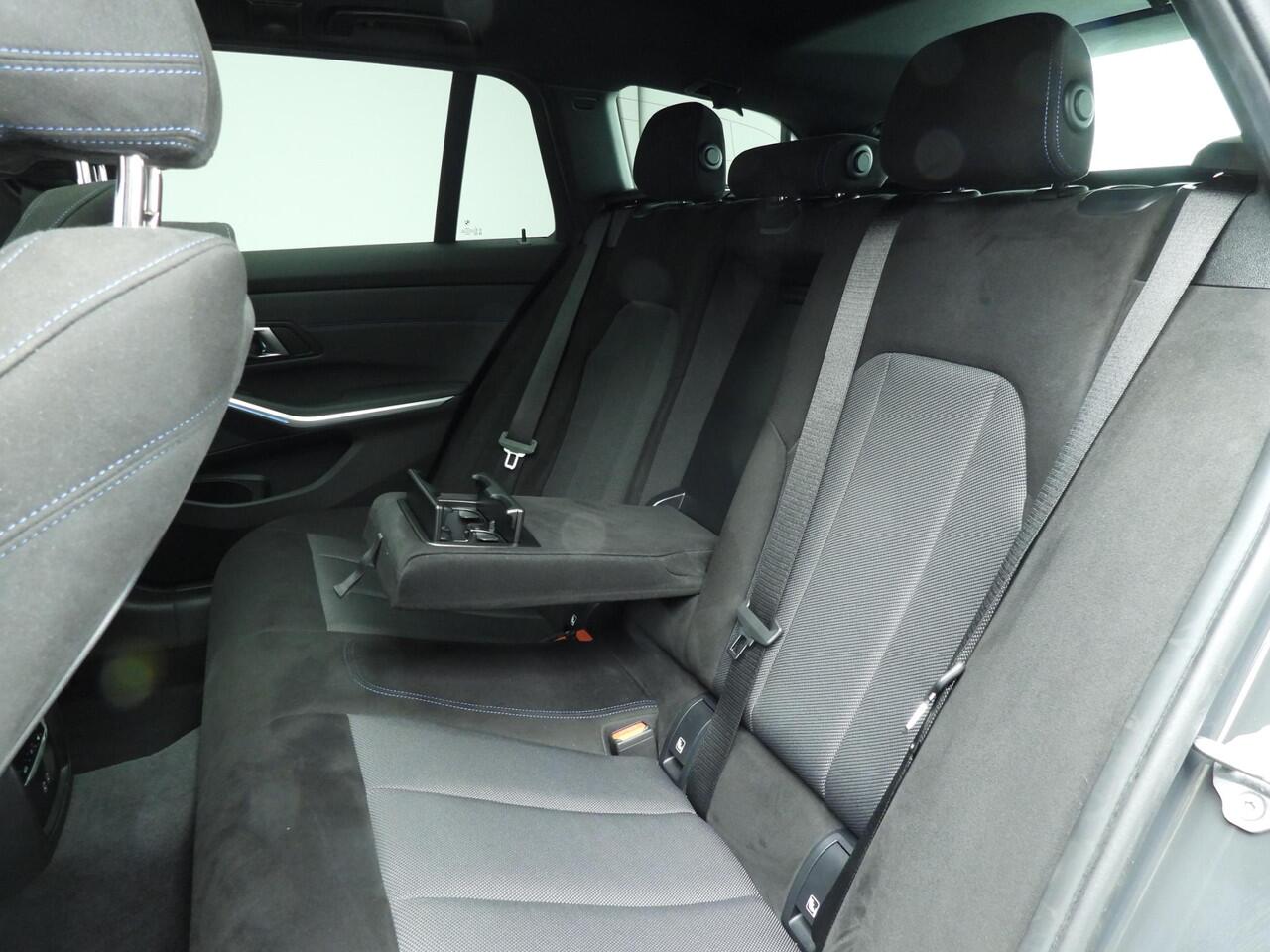 BMW 3-SERIE Touring 330e | M-Sportpakket | LED | HUD | Schuifdak | Active Cruise | Trekhaak | DAB | Hifi speakers | Alu 18 inch